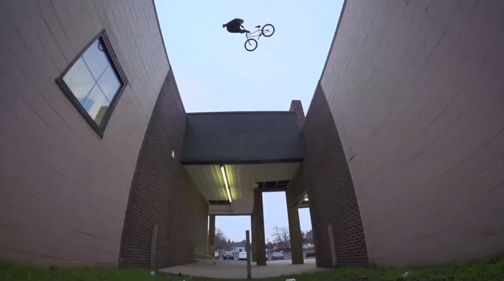 Scotty Cranmer hat für viele Tricks in seiner Section auf der "Illustrated"-DVD von Vans einen Fullfacehelm aufgesetzt. Und das zu recht!