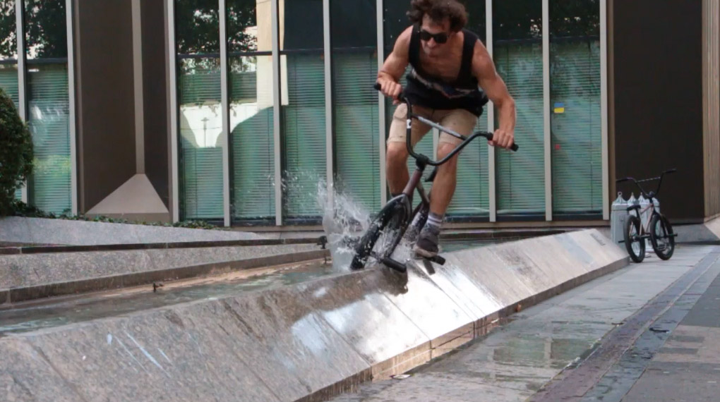 Adrian Warnken beweist mit diesem Video, das auf den Straßen von Düsseldorf entstanden ist, dass er nicht nur ein ausgezeichneter Rampenfahrer ist.