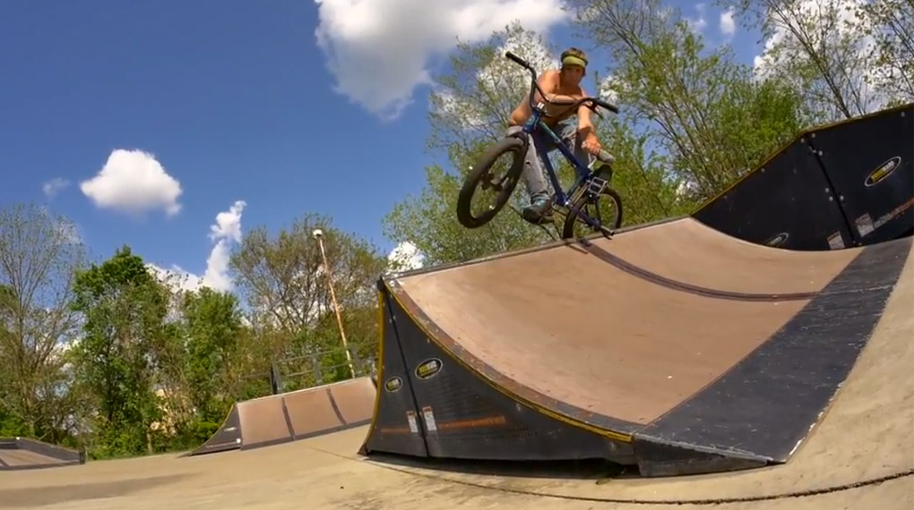 Brant Moore ist aus den 90er Jahren in die Zukunft gereist, um uns mit Tricks wie Candybar Abubaca an Subboxen und 360 Overice Seatgrab Barspin zu erfreuen.