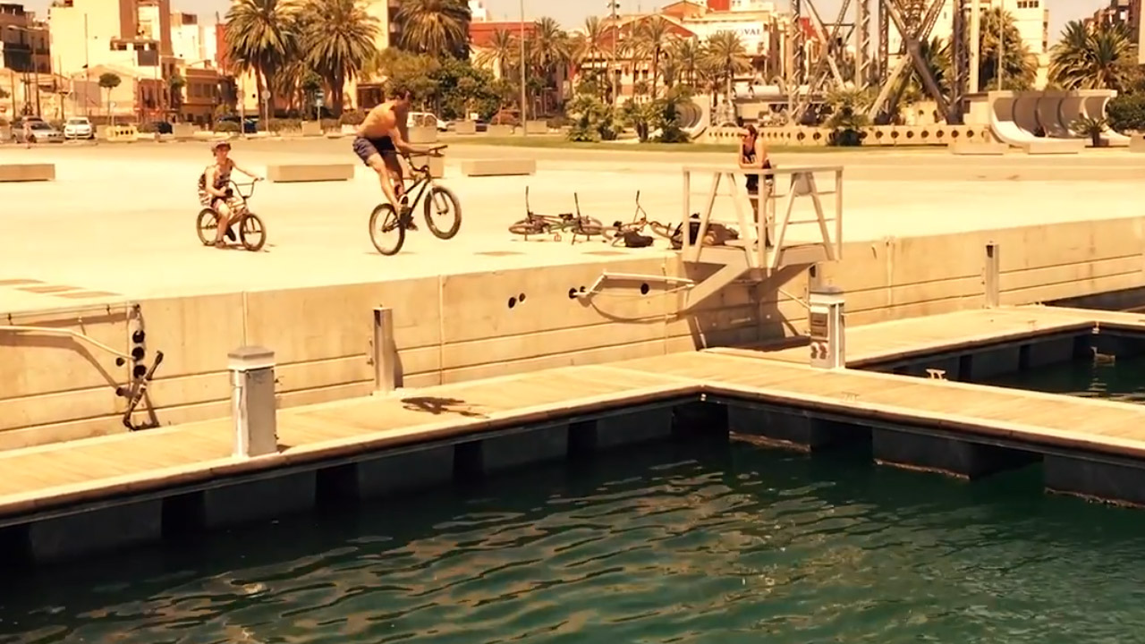 Die Closeup Crew aus Ulm ist für ihren alljährlich BMX-Sommerurlaub im August 2016 nach Valencia geflogen. Hier findest du das Video von ihrem Trip.