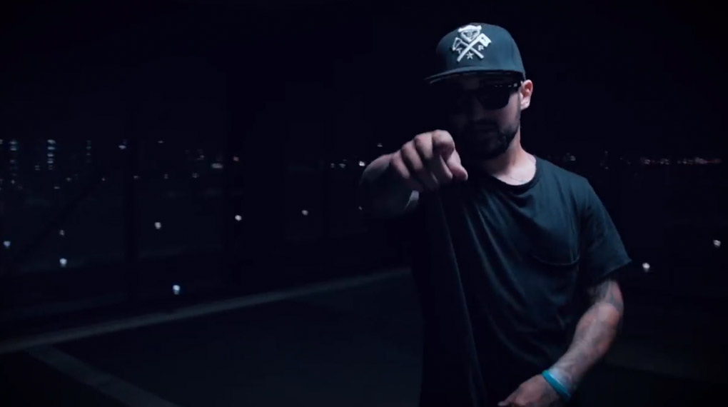 Vergesst Hafti, Kollegah und die Beginner, ein neuer Rapstar ist geboren! Checkt dieses Musikvideo von 2 Foolz feat. MC Ralle aka Daniel Juchatz. Scurrrrr!