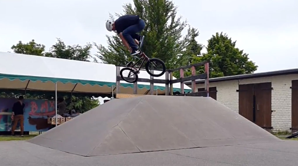 Akrobatisches aus Stralsund: Eric Skupien lässt in diesem Video einige der besten BMX-Clips seines Instagram-Accounts aus dem Jahr 2016 Revue passieren.