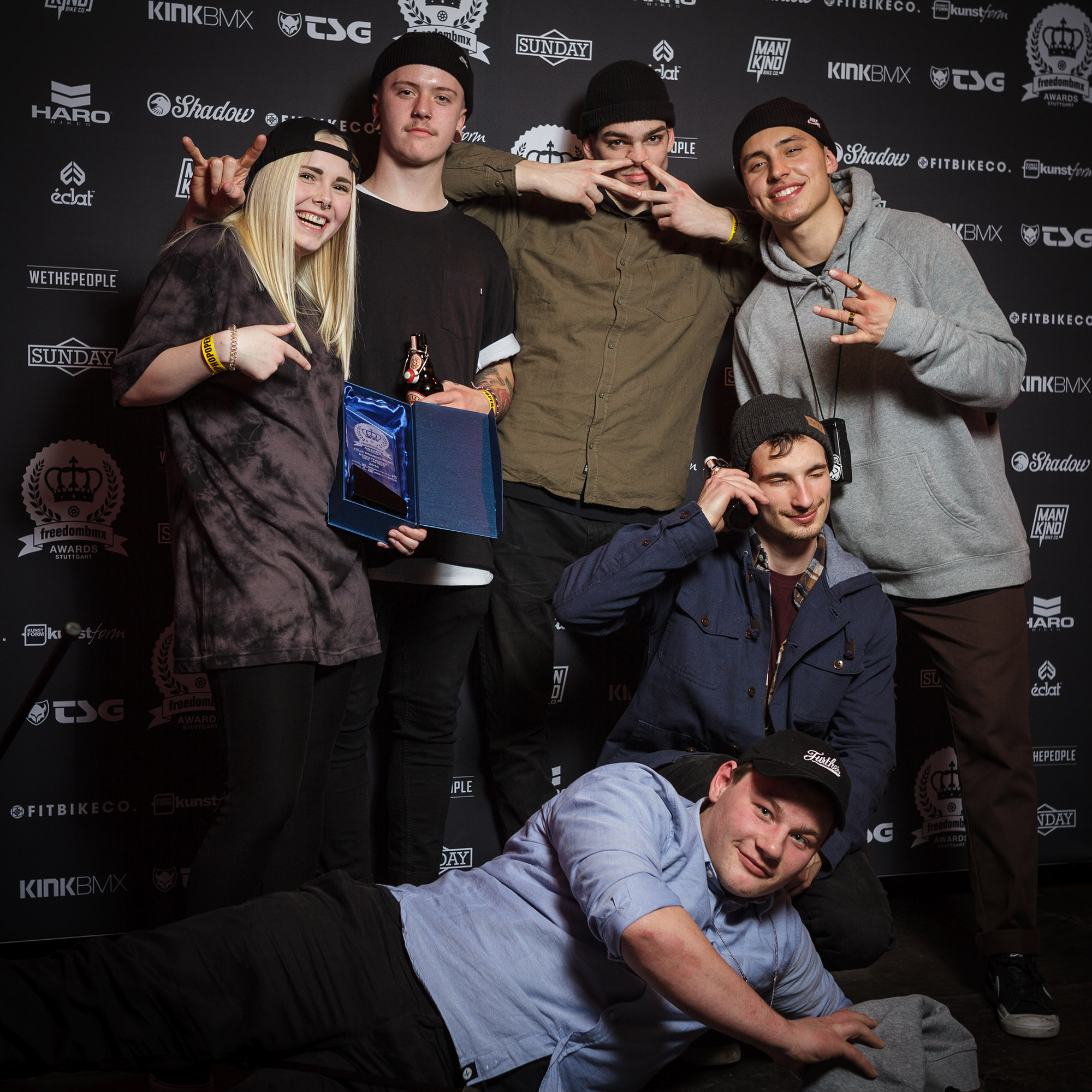 Und last but not least hier noch ein Foto von eurem Streetfahrer des Jahres 2016, Felix Prangenberg, und seiner Posse. Herzlichen Glückwunsch, Pberg!