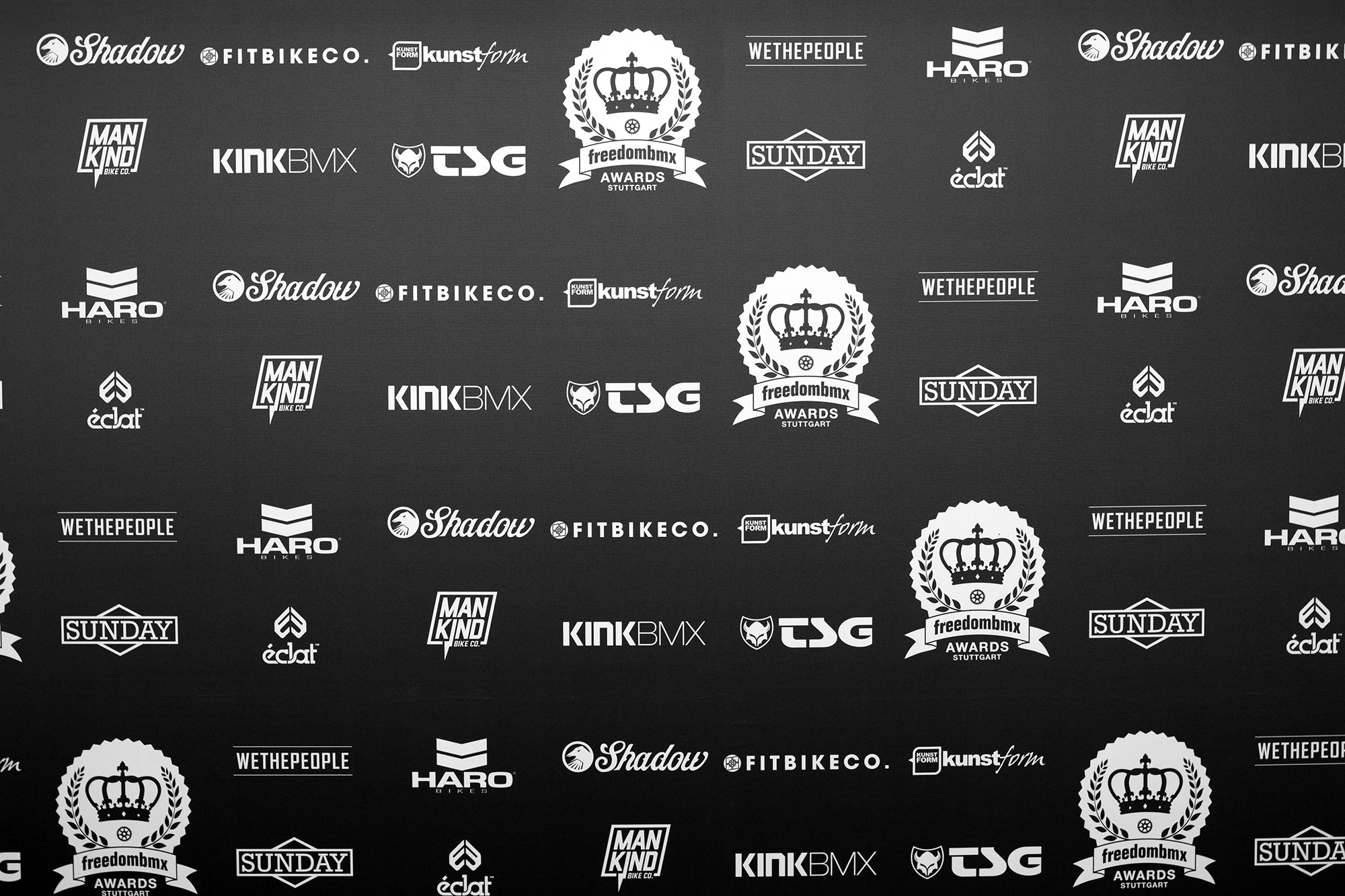 Bevor im Zwölfzehn die freedombmx Awards verliehen wurden, haben wir unsere Gäste zur Fotowand gebeten. Hier sind die besten Schnappschüsse des Abends.