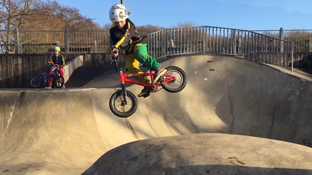 Harry Schofield springt Spines und Doubles, die fast doppelt so hoch sind wie er selbst, und macht 360s in beide Richtungen – und das mit 6 Jahren!