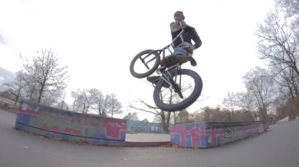 Der Hasenheide-Plaza ist das inoffizielle Vereinsheim der Ride With Friends Crew aus Berlin. Hier sind ein paar Jibs, die die Jungs dort gefilmt haben.