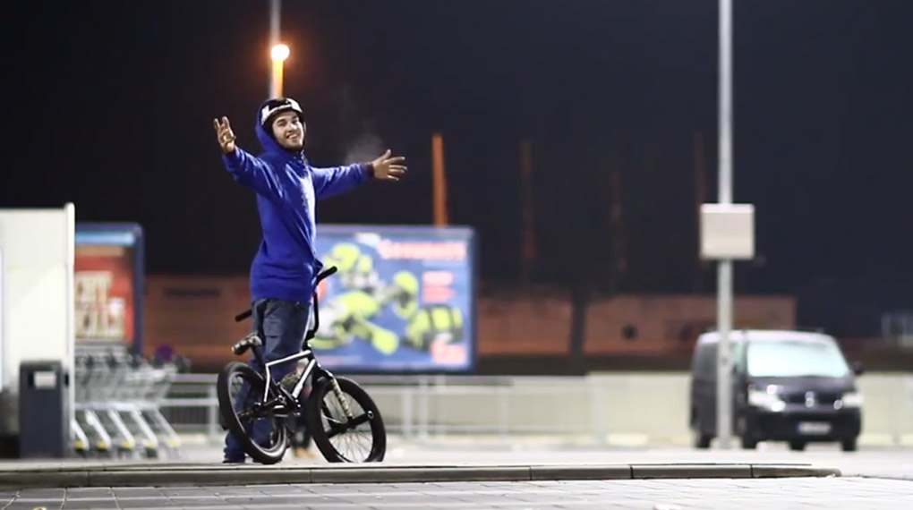 Keine Ausreden! Der Bikers-Base-Teamfahrer Jannik Raykowski trotzt auf einem beleuchteten Parkplatz in Lüneburg der Kälte.