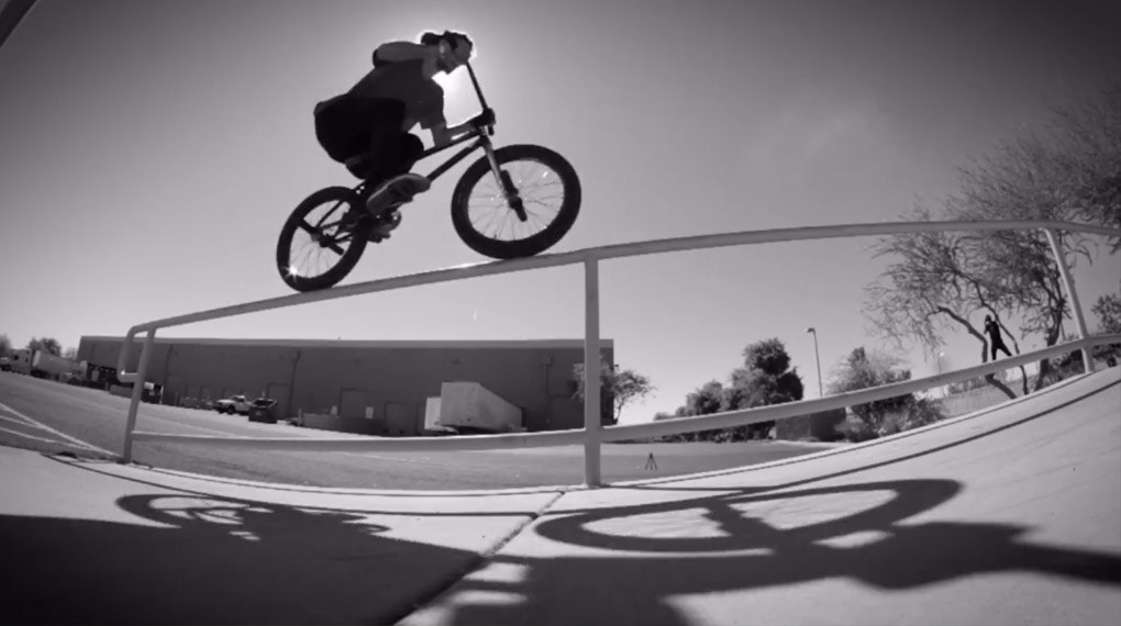 Joris Coulomb war auf den Straßen von Arizona und New Mexico unterwegs, um dieses Promovideo für seinen neuen OM-Signaturerahmen von Subrosa zu filmen.