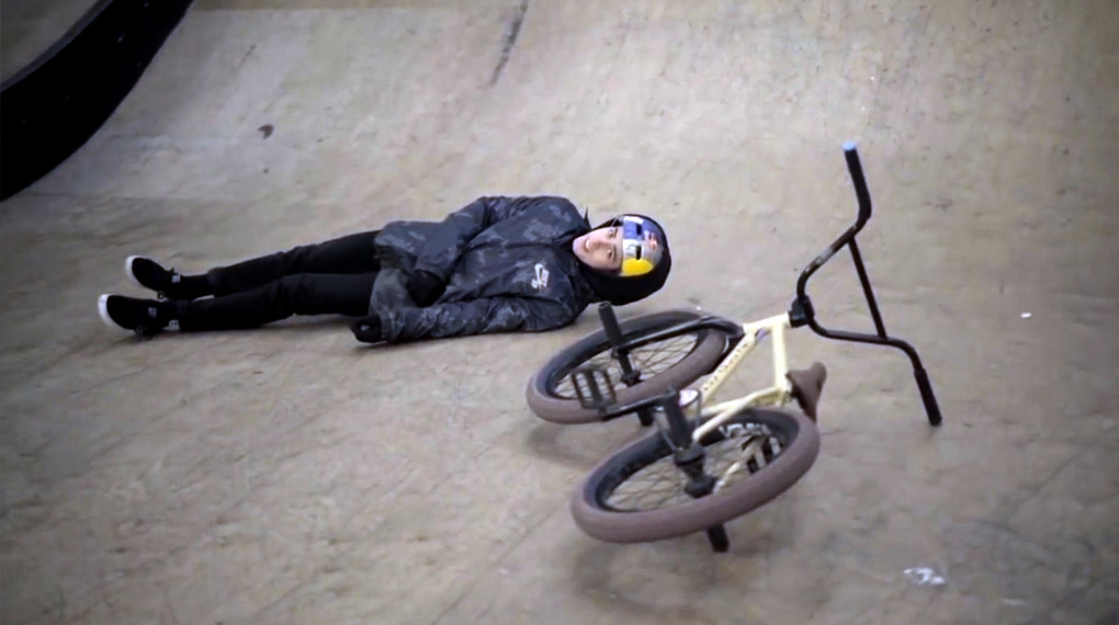 In dieser Folge von Red Bull Raditudes werfen wir einen Blick hinter die Kulissen bei den Dreharbeiten zu Kriss Kyles Fancy Footwork-Edit.