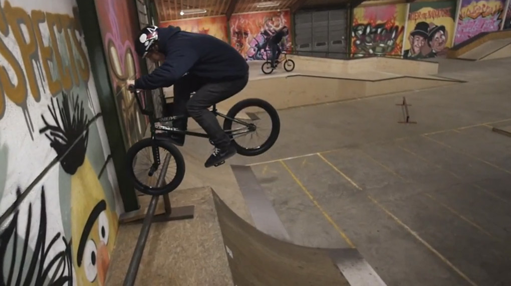 Der Skatepark im dänischen Patburg verfügt über ein verschiebbares Rail, das Marcel Profittlich in diesem Video nach allen Regeln der Kunst bearbeitet.