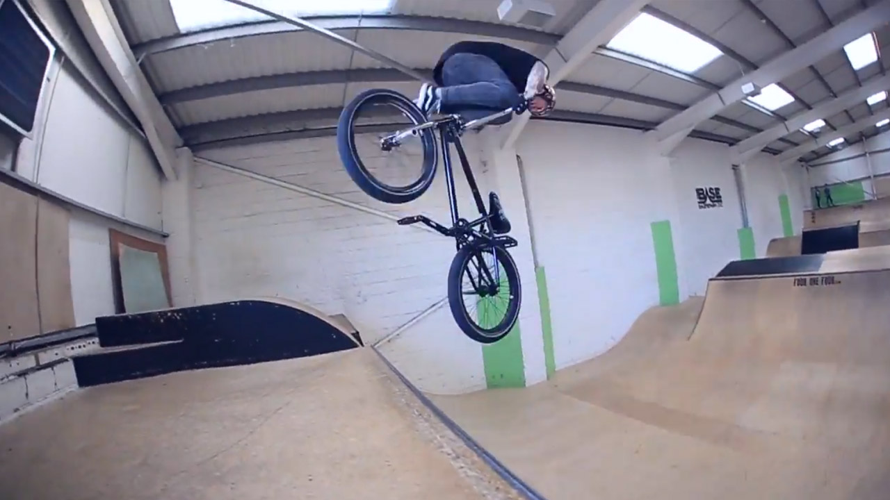 Wie schon in den Folgen davor, zeigt Mark Webb auch in The Webbie Show 3.5 haufenweise unfassbare Liptricks, dicke Airs und wilde Rotationen um alle Achsen.