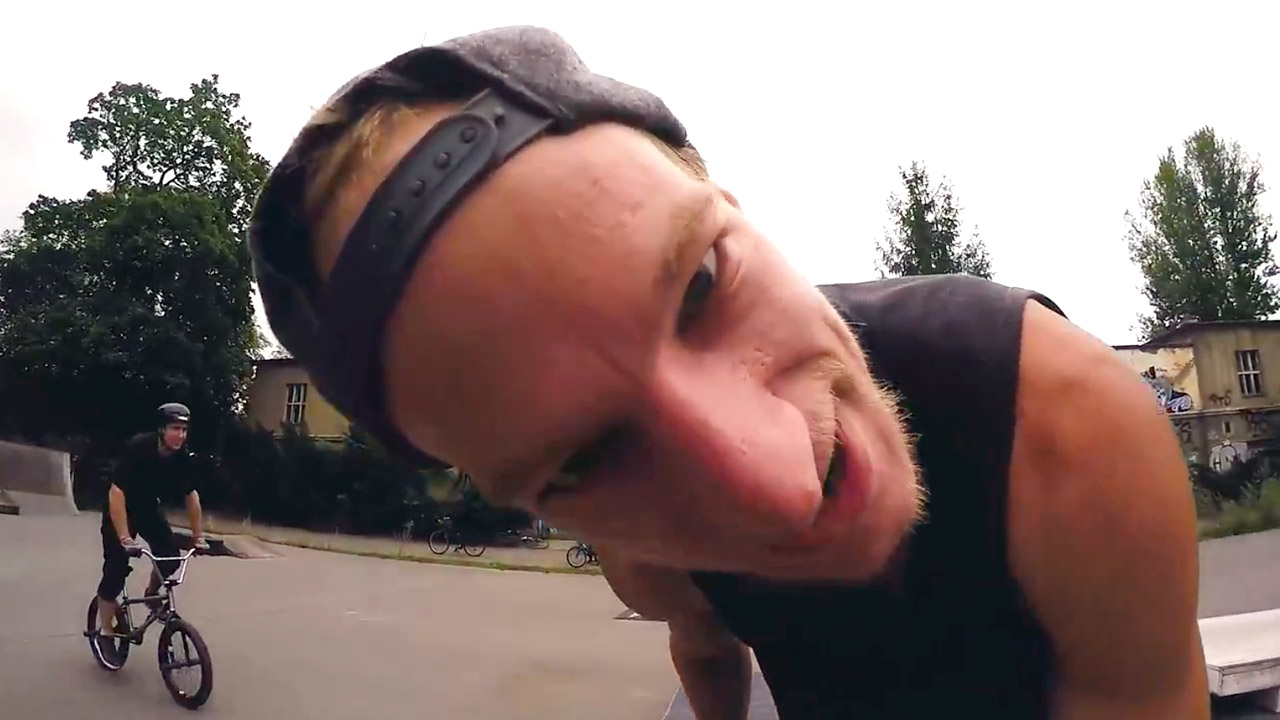 In diesem Video von Matthias Dettkis Besuch bei der Ride With Friends Crew in Berlin gibt es neben guten Plazalines auch jede Menge Pullup Barspins zu sehen