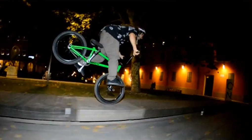 Massimo Crotti liefert für den italienischen BMX-Shop Frontocean ein Video mit krassen Nosemanuals, Grinds to Whips und einem heftigen 360 Roofdrop ab.