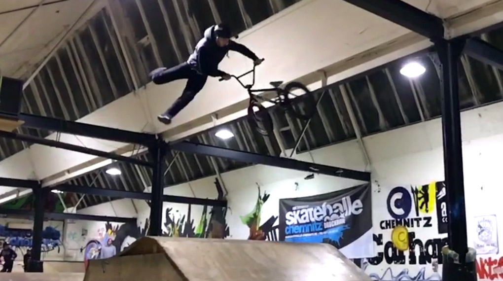 Maximilian Pohle hat ein Reifensponsoring von KHEbikes gewonnen. Nach überstandener Schultersprengung hat der junge Mann aus Zwickau dieses Video gefilmt.