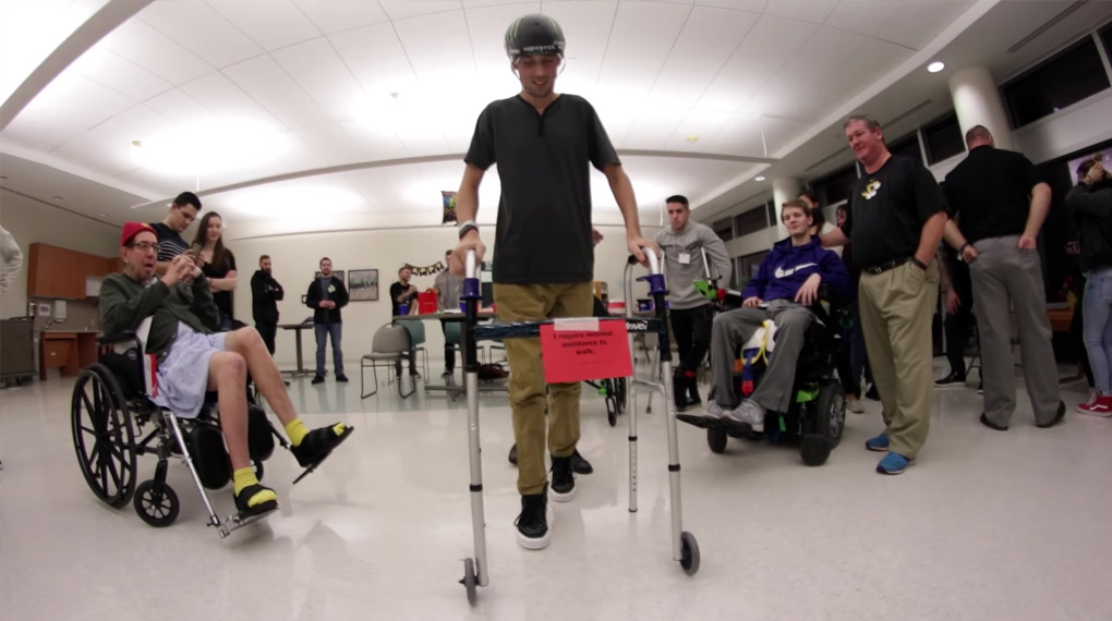 Pünktlich zu seinem 30. Geburtstag und dreieinhalb Monate nach seinem Horrorcrash in Las Vegas kann Scotty Cranmer wieder laufen! Mehr dazu in diesem Video