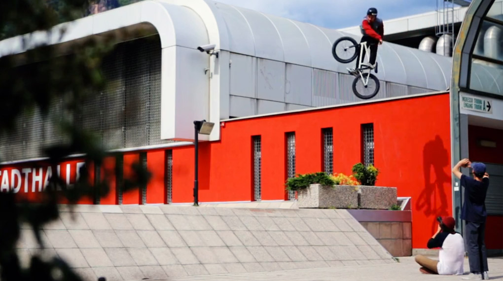 Mit Volldampf durch Barcelona und München: Stefan Lantschner zerlegt in diesem Video für Flybikes Streetspots und Skateparks mit seinem Signaturestyle.