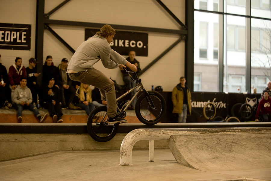 Eistanzkönig Christian Heger mit der X-Up-Version seines Lieblingstricks am Schüsselcurb