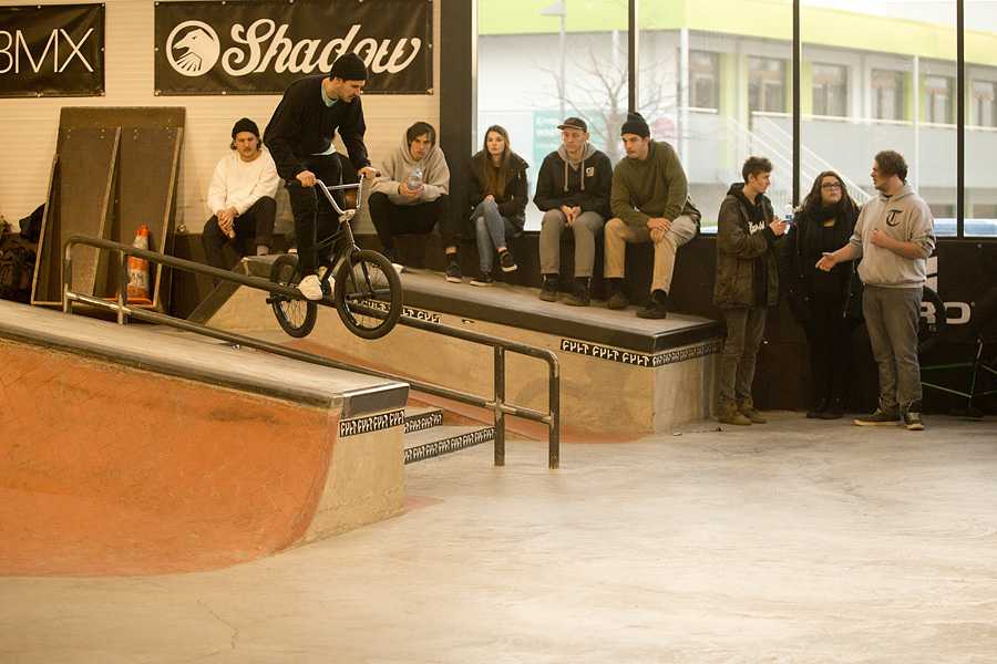 Lokalmatador David Biedermann hat die Halle ansonsten viel besser im Griff, als es seine Platzierung bei den Pros nahelegt