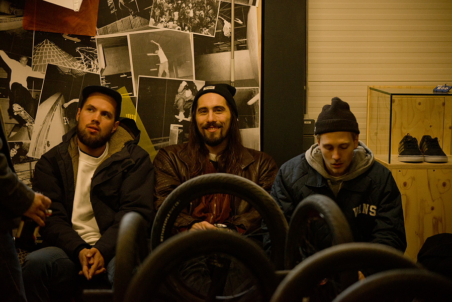 Und hier haben wir Jonas im Kreis seiner Lieben, sprich: Merlin Czarnulla (links) und Kilian Roth zu seiner rechten Seite