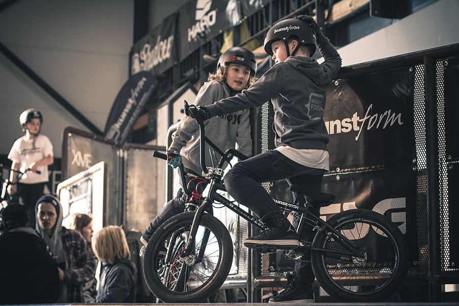 Lennox Zimmermann (links) war in da house, um aus der extrem schwierig zu fahrenden Vertquarter riesige Tailwhip Airs zu machen. Mehr dazu in unserem Video