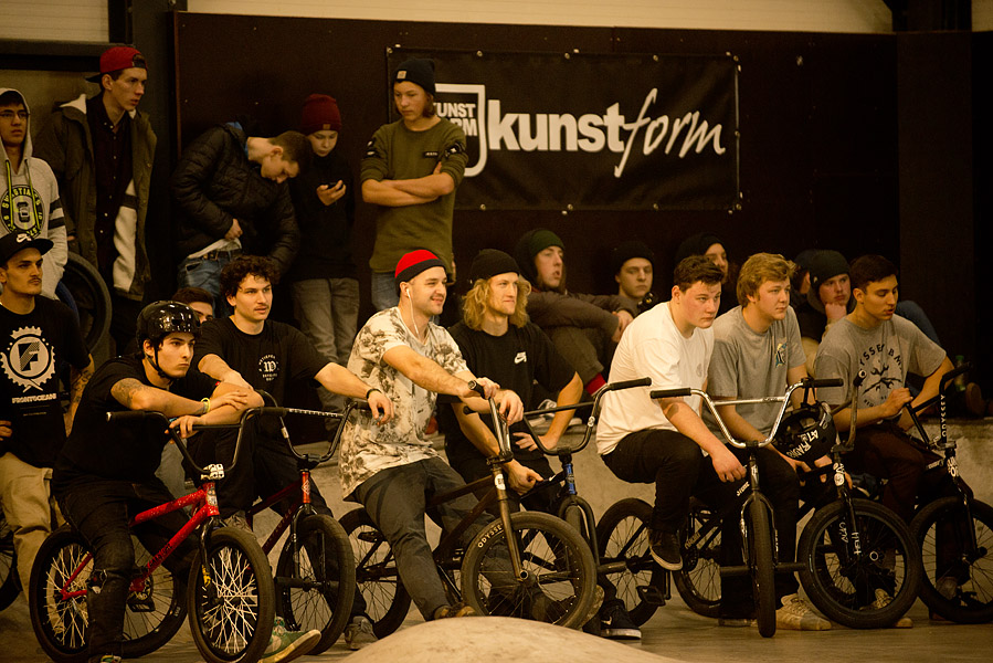 Bevor es rüber ins Zwölfzehn zu den freedombmx Awards ging, fand als letzter Programmpunkt der Stuttpark Session noch die Pro-Klasse statt