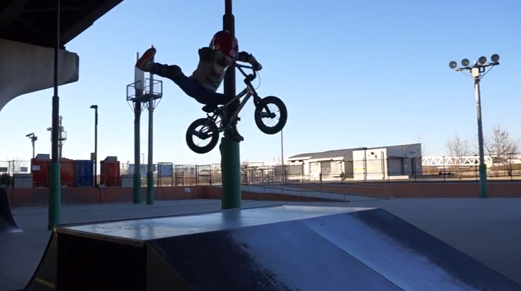Was ist da los in Japan? Toranosuke Jimbo ist zwar erst sechs Jahre alt, kann auf seinem 12-Zoll-BMX-Rad aber schon 360s, Feeblestalls und Peggrinds.
