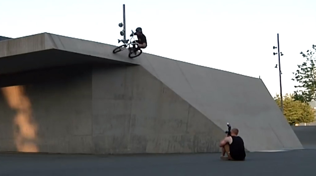 Wer der Meinung ist, das heutzutage viel zu langsam BMX gefahren wird, wird an diesem Video des Cult-Fahrers Corey Walsh seine helle Freude haben.
