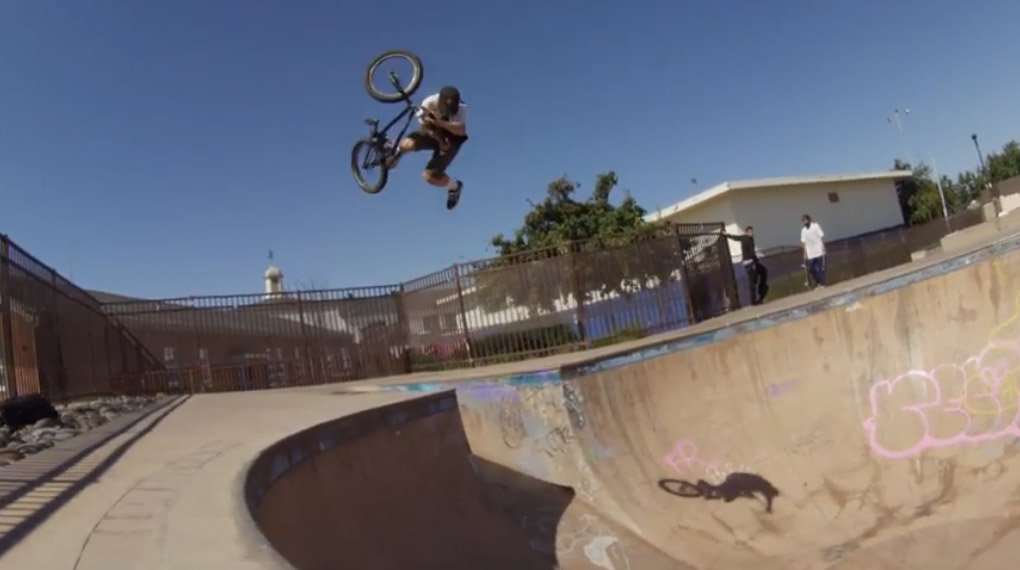 Mach dich bereit für ein Trickpotpourri der besonderen Art, denn Jason Watts packt in diesem Video für Haro Bikes mal wieder ein paar originelle Manöver aus