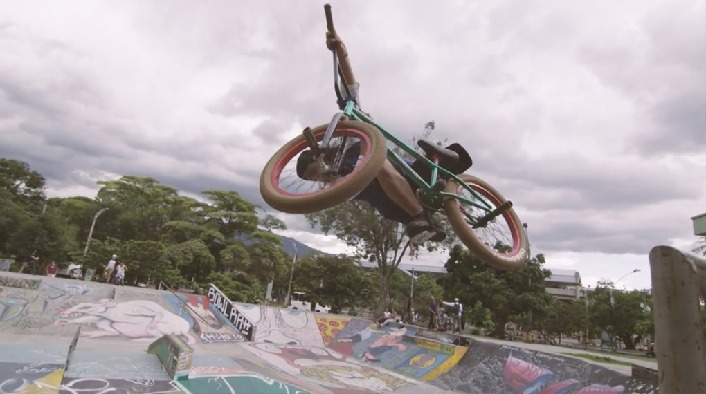 Obwohl Julian Molina vor 10 Jahren ein Bein verloren hat, hält ihn das nicht davon, BMX zu fahren. Dieses Video erzählt seine inspirierende Geschichte.