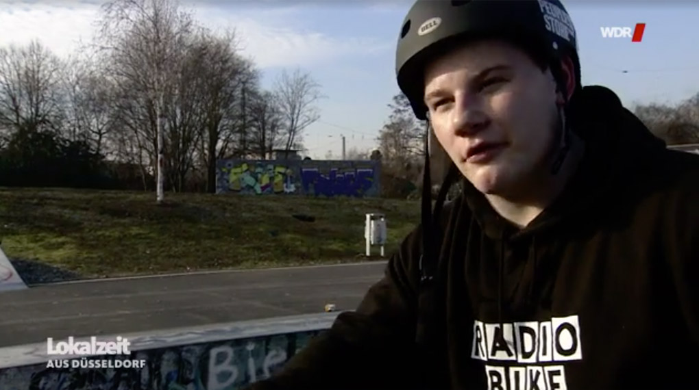 Yung Fameboy47: Hier entlang für einen Fernsehbericht über Leon Hoppe, der Anfang 2017 in der WDR Lokalzeit aus Düsseldorf gesendet wurde.