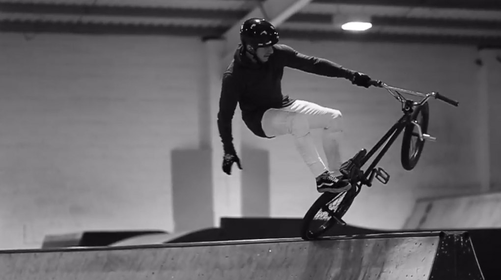 Mark Webb haut uns in diesem Video aus dem The Base Skatepark in England ein paar ordentliche Bretter um die Ohren. Webbie ist einfach der Beste!