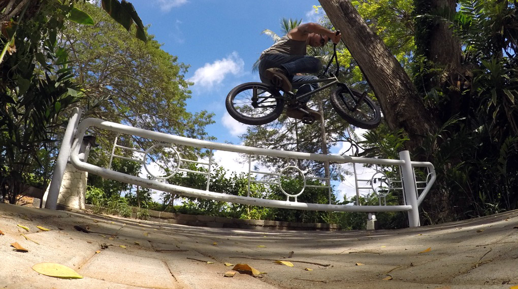 Max Gaertig gönnte sich regelmäßig Traumurlaube an exotischen Orten. Immer mit dabei: sein BMX-Rad. Diesmal entführt er uns nach Bali und Neuseeland.