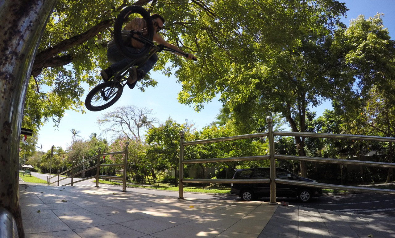Max Gaertig gönnte sich regelmäßig Traumurlaube an exotischen Orten. Immer mit dabei: sein BMX-Rad. Diesmal entführt er uns nach Bali und Neuseeland.
