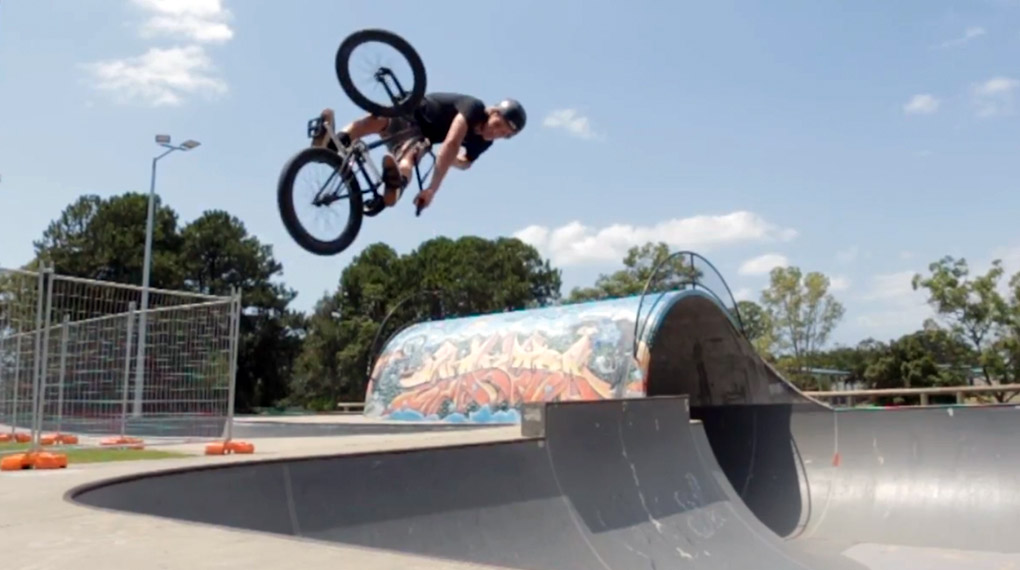 Sonne + riesige Bowls: Michael Hanfler hat ein paar Clips in den vielen guten Skateparks gefilmt, die es an der australischen Gold Coast gibt.