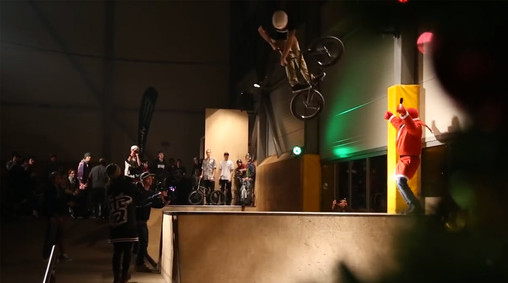 BMX Rumble in der Freestyle Halle Zürich: Wir haben das offizielle Video vom Monster X Mas Jam 2016 für euch. Und das burnt vong Stimmung her!