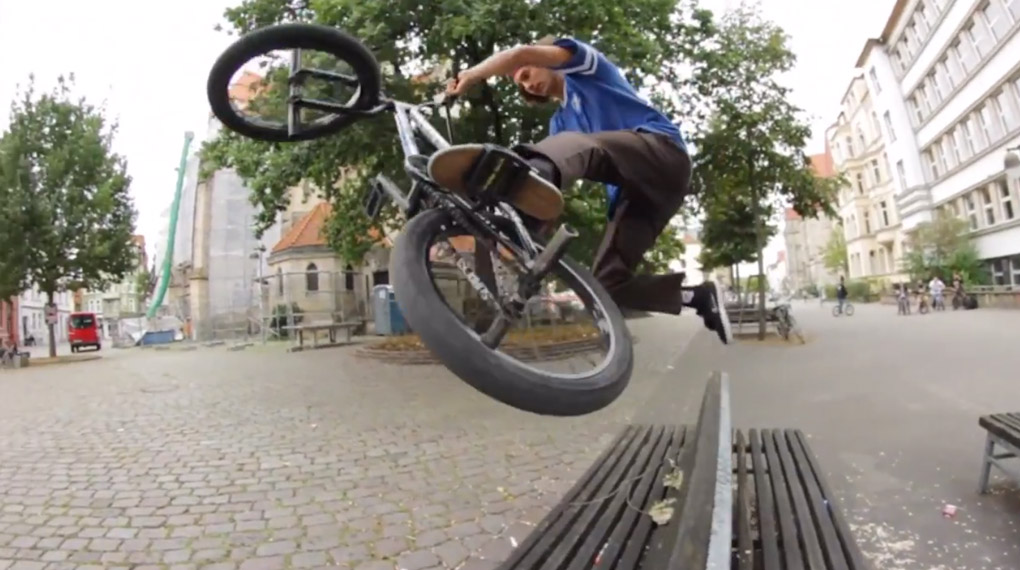 Hier entlang für das offizielle Video vom Deutschlandbesuch der Shadow X Subrosa World Tour mit Simone Barraco, Mark Burnett, Matt Ray und Joris Coulomb.