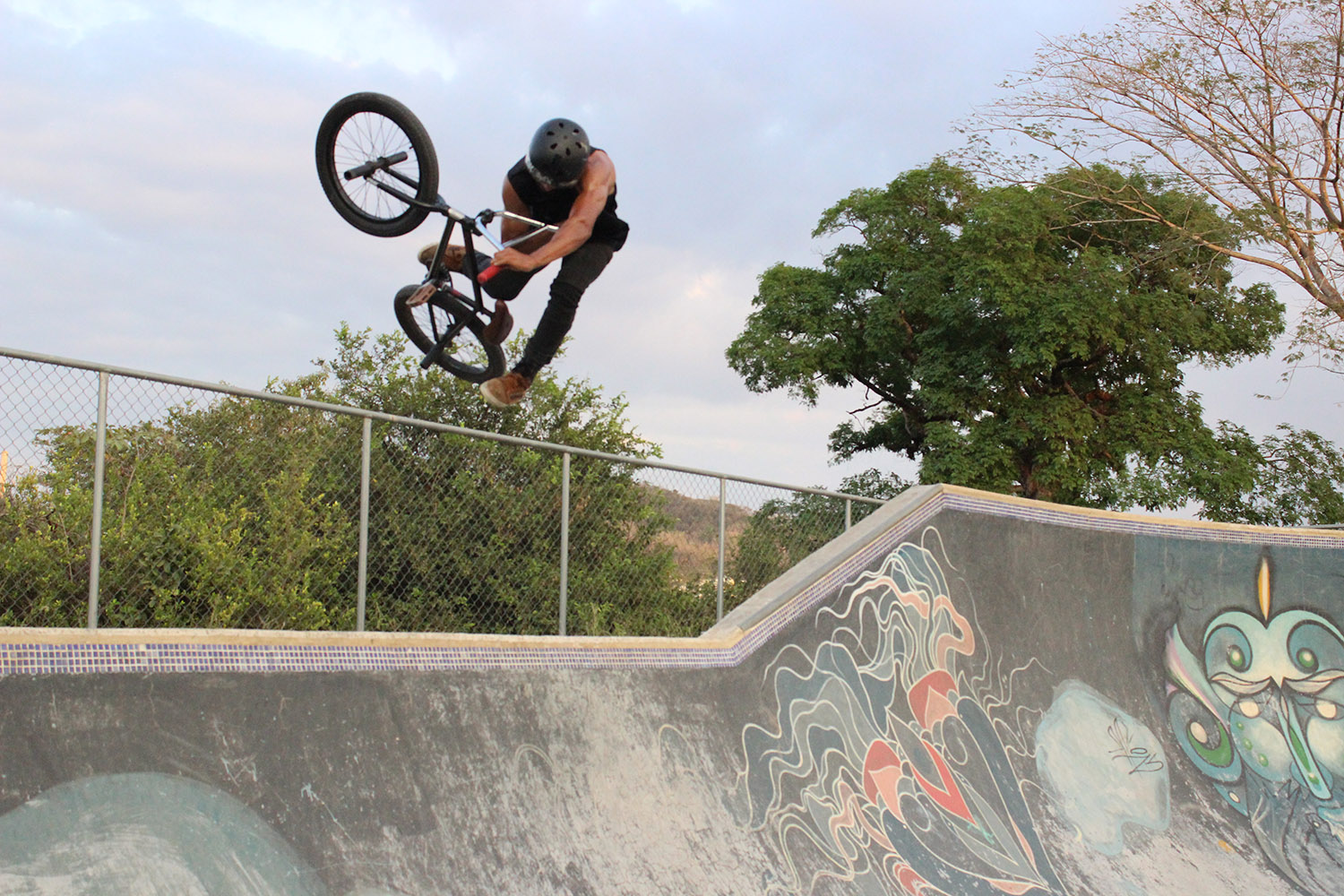 Francisco Ortiz, Oppo One Foot Table während sich die Touris am Strand volllaufen lassen