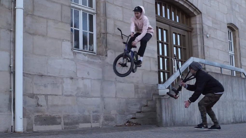 Gönnung! Artur Meister ist für dieses Video 4 Tage lang durch Nürnberg gezogen. Das Ergebnis kann man sich, bis auf die Farbe von Arturs Pulli, gut angucken