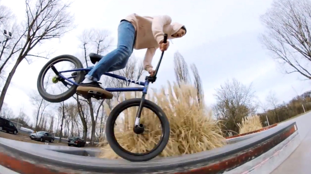 Artur Meister und Tim Schoberth von der Cancelled Crew bearbeiten in diesem Video sowohl mit als auch ohne Pegs den Skateplaza in Fürth.