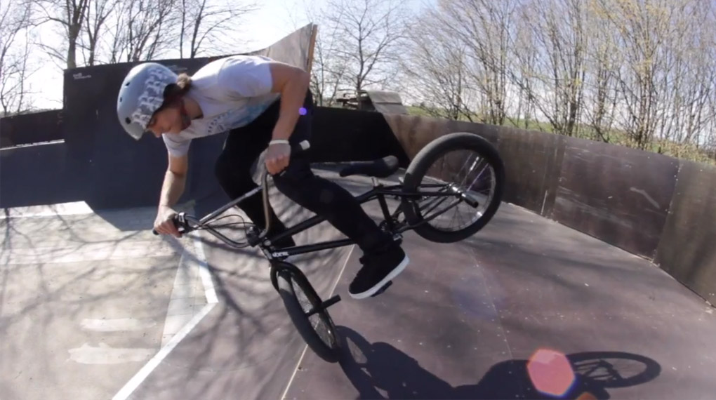 Zu den Highlights in diesem Video von Benjamin Petsch zählt definitiv der Footjam Seatgrab Whip auf dem Spine des Jugendsportzentrums Ingolstadt bei 2:48.