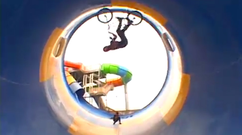 Wer auf haarsträubende Stunts und Zombies im Würgegriff leichtbekleideter Damen steht, ist bei "Dirty Sniff" von Bone Deth genau an der richtigen Adresse.