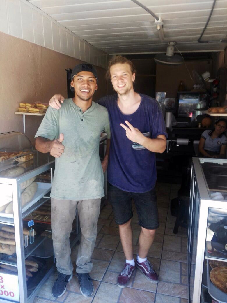 Cesar hat mich während des Contests bei sich übernachten lassen. Es gab zwar kein Licht in der Wohnung, aber die Abende auf dem Marktplatzt waren es definitiv wert