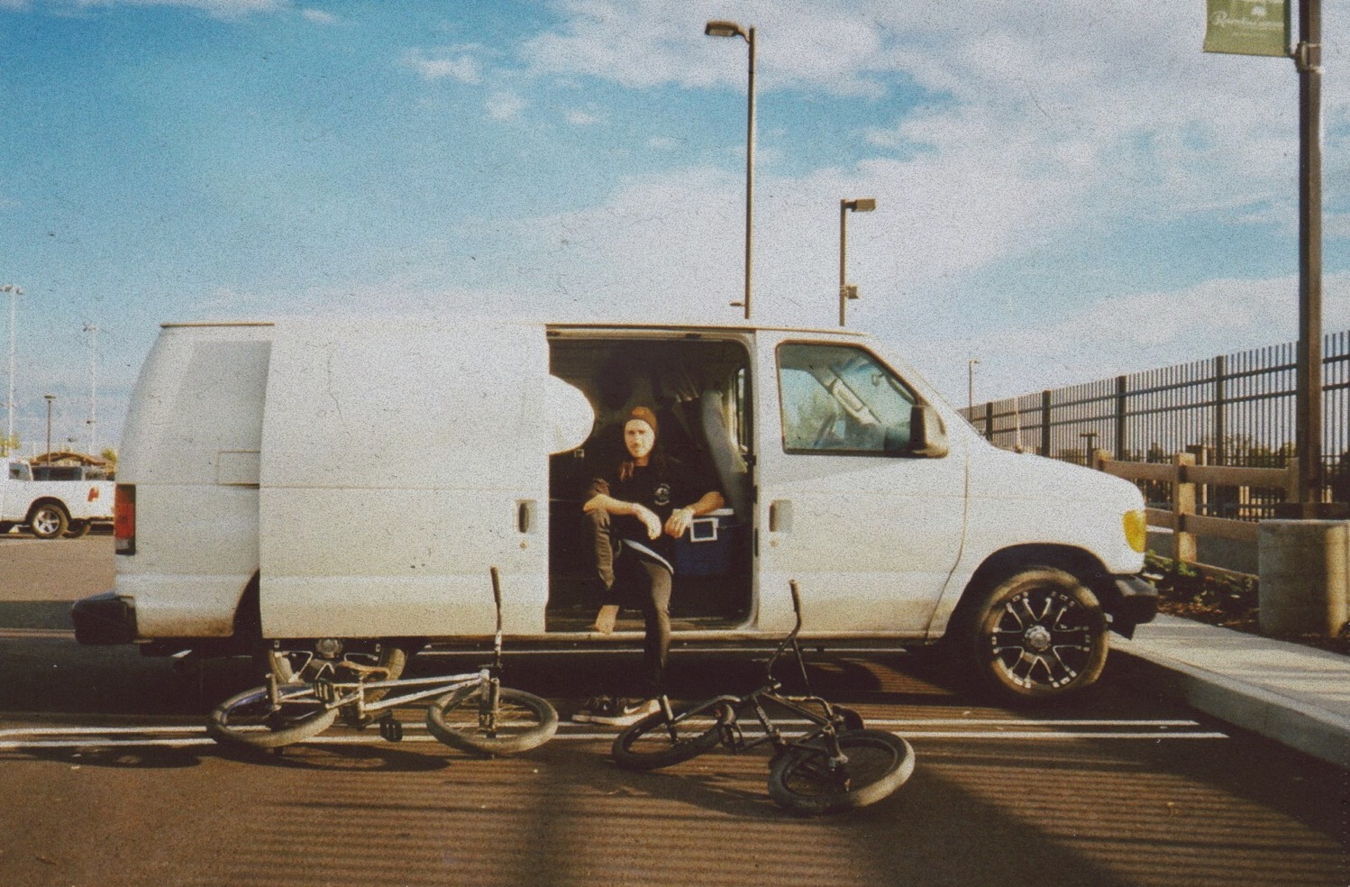 Total verrückt! Ich war mit ein paar Leuten aus Long Beach auf einer Rooftopparty in Downtown, wo mir mein Homie Chelius auf der Suche nach einer Toilette auf der Treppe entgegenkam, der gerade auf einem zweijährigen Trip von Kanada runter nach Argentinien unterwegs ist