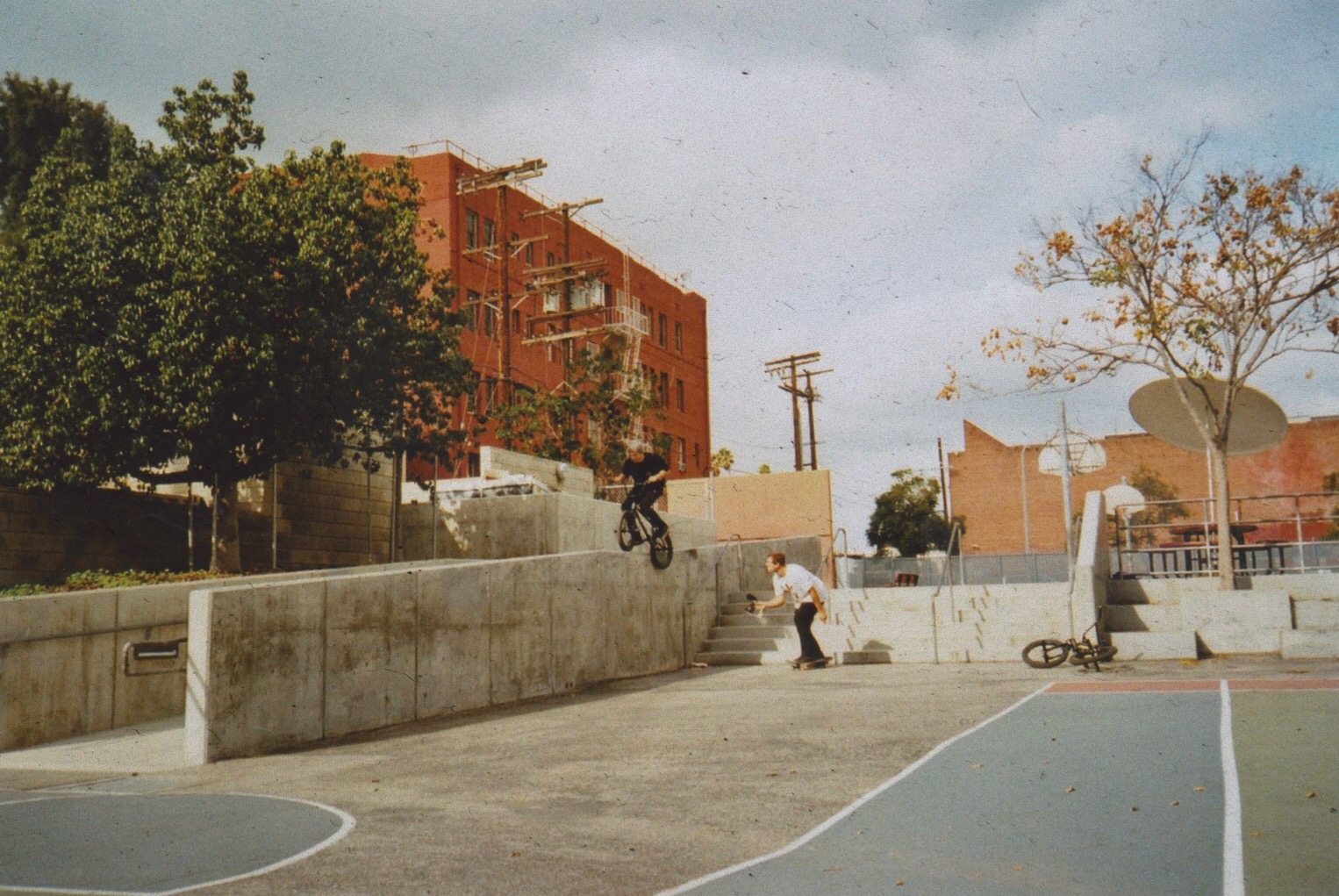 Kurz nach dem Dan Kruk und Grant Castelluzzo den Clip im Kasten hatten, wurde aus dem roten Haus daneben auf uns geschossen. 