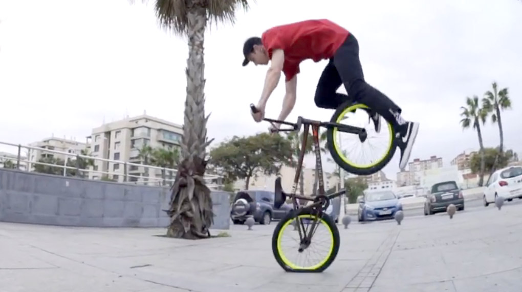 #hartebandagen: Felix Prangenberg und Jordan Godwin sind während eines wethepeople-Trips nach Málaga zu einer Partie Game of BIKE gegeneinander angetreten.