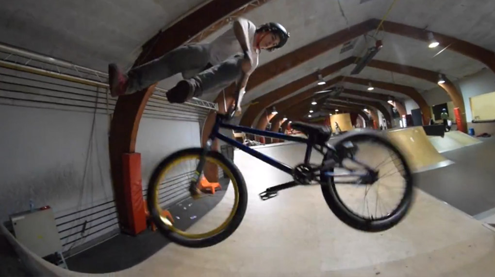 Lukas Standegger macht gerne Whips und Barspins, fliegt aber auch schon mal kopfüber durch die Trendsporthalle Megapoint in Klagenfurt.