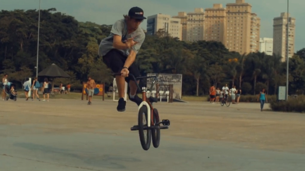 Mateus Beckmann ist so etwas wie die brasilianische Version von Matthias Dandois, denn auch bei ihm sind die Grenzen zwischen Flaltand und Street fließend.