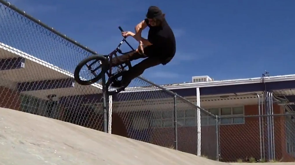 Simone Barraco lässt in diesem Promovideo für seine Noster-Signatureline von Subrosa mal wieder die härtesten Banger kinderleicht aussehen.