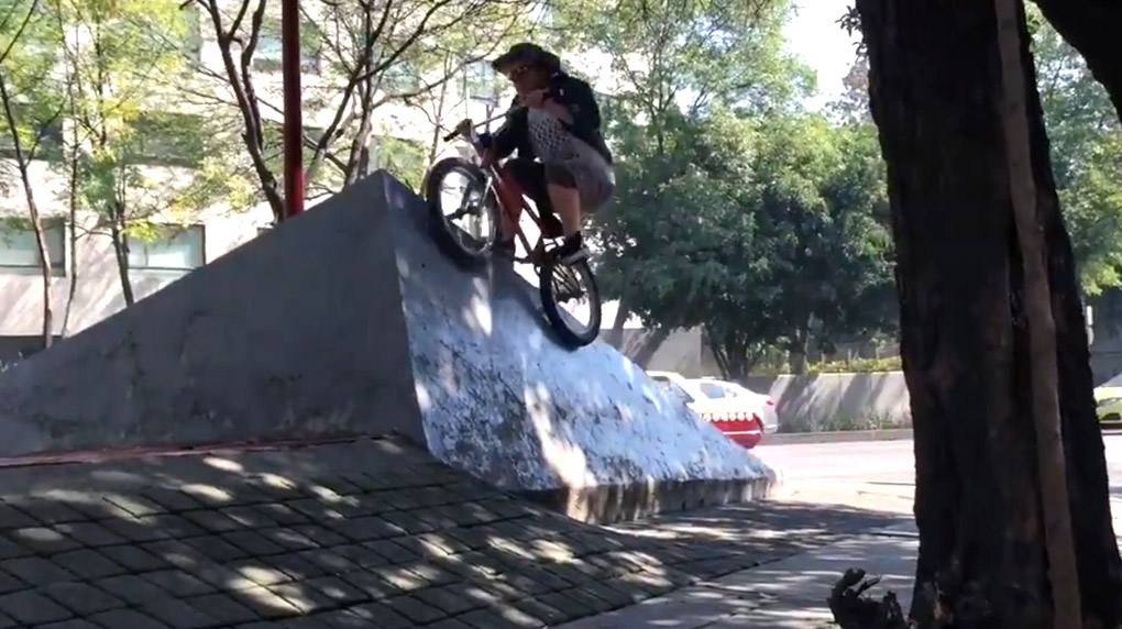 Slaytanic und Wanja von der Ciao Crew haben 2 Wochen lang in Mexiko am Strand rumgegammelt und Wrestlingkämpfe besucht. Wir haben ihr Urlaubsvideo für euch.