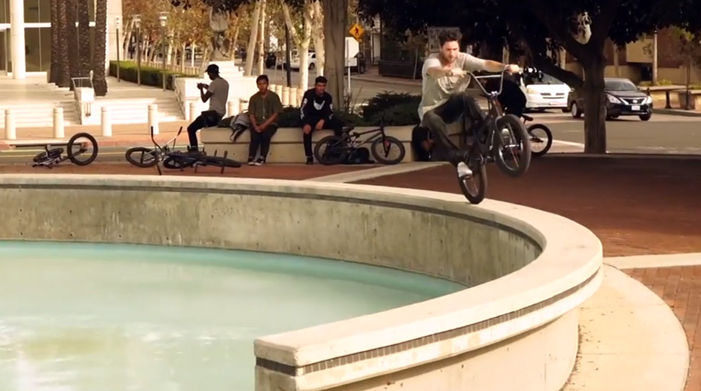 Balanceübungen vom Feinsten: Tom Villarreal hat ein unterhaltsames Video gefilmt, in dem er fast ausschließlich auf einem Rad unterwegs ist.